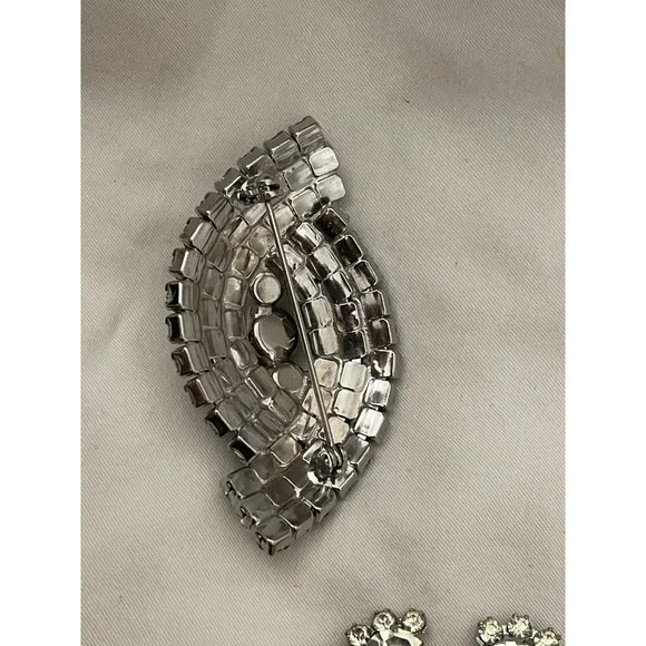 Vintage Rhinestone Encrusted Brooch and 2 Pairs Rhinestone/Bead Clip-on Earrings - Picture 12 of 12